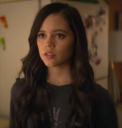 Ellie Alves in You